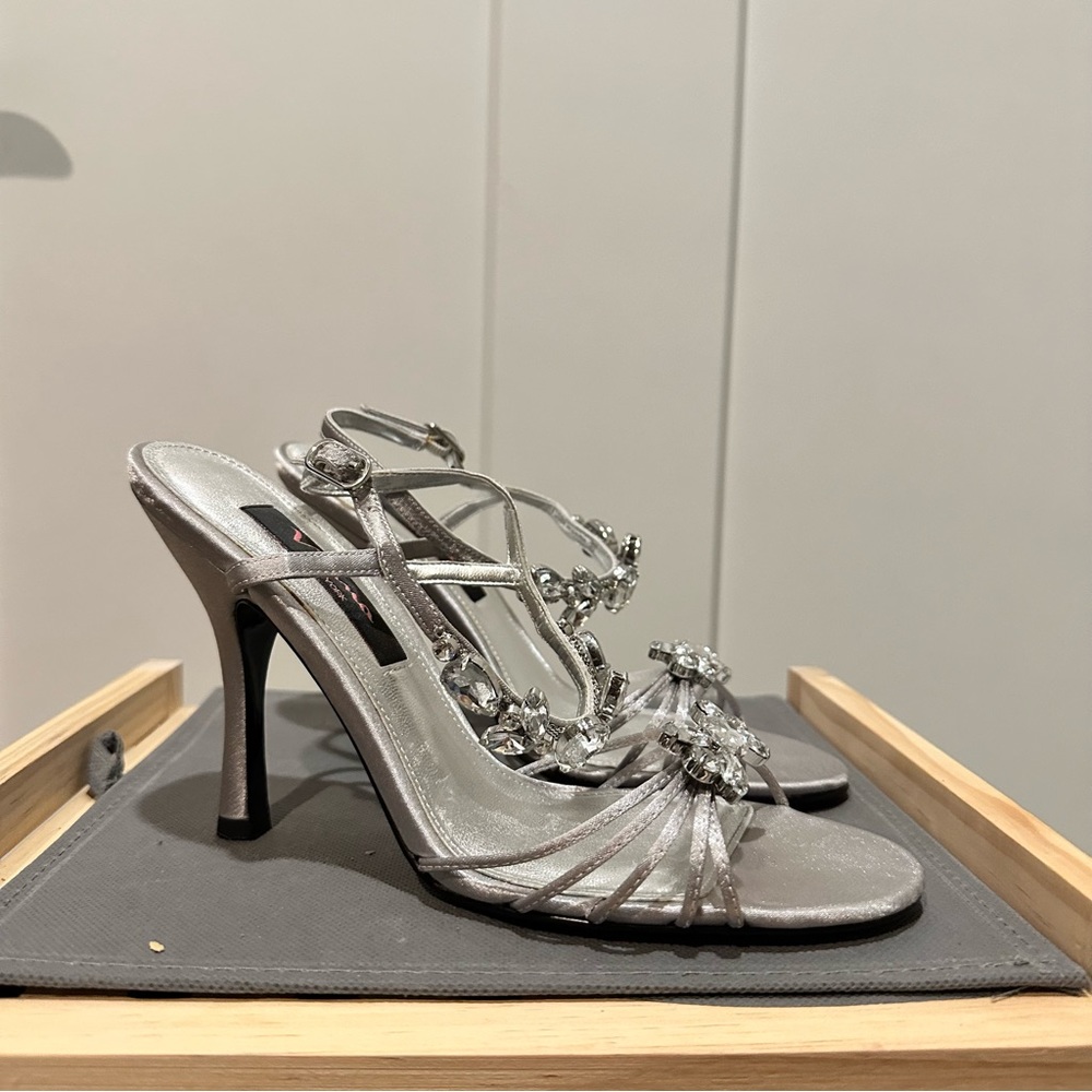 NWOT Silver Nina evening heels size 7